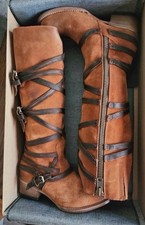 EUC- Freebird by Steven Rust Suede Garrets Garrets. Size 7. Retired Model. Rare picture