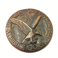 VINTAGE 1941 FRATERNAL ORDER EAGLE F.O.E. BRONZE EAGLE MEDAL 32MM picture
