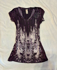 Guess Women’s Purple/Black/White V-Neck Short Sleeve Graphic Print Tee Size S picture