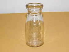 VINTAGE 1946 UNIVERSAL STORE 5C BOTTLE  1/2 HALF PINT MILK BOTTLE picture