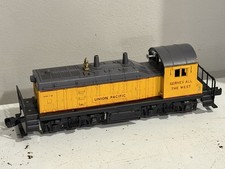 Vtg Lionel postwar O Gauge 613 Union Pacific NW2 Switcher UNTESTED picture