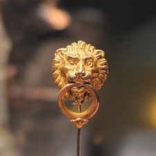 Vintage 1982 MMA Metropolitan Museum of Arts Gold Tone Lion Head Hat Stick Pin  picture