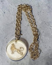 VTG 1973 Sarah Coventry Fashion Zodiac Leo Pendant Necklace Lucite Gold Tone 28