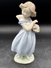Lladro #8246 Pretty Innocence Porcelain Girl Figurine w/ Flowers EXC picture