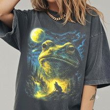 Frog Howling at the Moon T-Shirt Retro Full Moon Graphic Nature T-Shirt picture