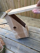 CEDAR SALTBOX STYLE BIRD HOUSE SONGBIRD CHICKADEE CAROLINA WREN NUTHATCH  picture
