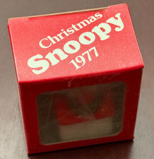 Vintage 1977 Peanuts Snoopy Doghouse Ceramic Christmas Ornament picture