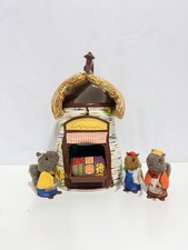 Vintage 1979/1980 Fisher Price Woodsey Squirrel Family Log House Store W/ Family picture