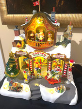 LEMAX SANTA'S WORKSHOP 35558 HAS SIGHTS AND SOUND IT WORKS & COMPLETE picture