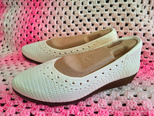 Skechers Cleo's Women's Knit Slip-On Flats Memory Foam Cream Wide 8.5 NIB picture
