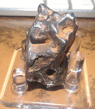 136 gm . CANYON DIABLO IRON METEORITE  MUSEUM GD ARIZONA .30 LBS  JAL stand picture
