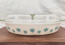 Vintage Pyrex Dish 1-1/2 Qt. Divided Casserole 945C Lid Turquoise Blue Snowflake picture