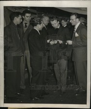 1947 Press Photo NEW YORK TWO TROUSERED SUITS ARE BACK NYC - neny22383 picture