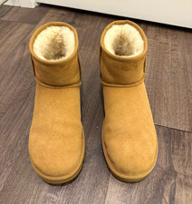 UGG Women’s Chestnut Mini II Sheepskin Boot Size 8 picture