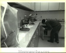 1993 Press Photo Chemist Dang Ngo, VD lab, gets new area in order - noa85161 picture
