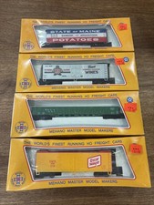 4 vintage HO scale freight cars by Mehano Master Model Makers.NOS picture