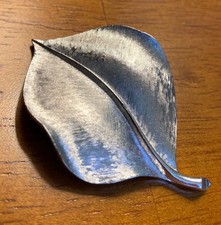 Vintage Signed Crown TRIFARI Textured Striated Silver Tone MCM Leaf Brooch Pin picture