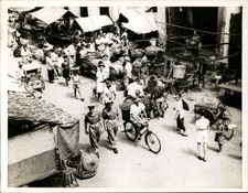 1955 Press  Photo Large Number of Customers in Bazaar in Singapore picture