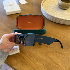 Gucci Men's Rectangle Sunglasses Black Frame Gray Tinted Lenses Lightweight picture