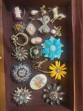 VNTG Brooch/Pin Lot-Signed/Unsigned Trifari Caro Gold Filled & Plated 19 Pieces picture
