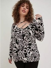 Torrid NWT 4x LoveSick Strappy Hi-Lo Tee - Super Soft Black Spray Paint Skulls picture