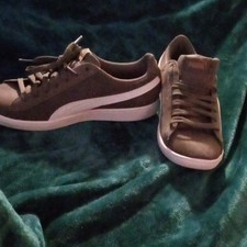 Pumas Ladies Vikky Suede athletic shoes picture