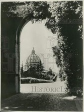 Press Photo St Peters as seen through an arch of the Vatican Gardens - mjx49455 picture