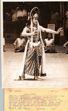 Rahmarati Sukarno Performs an Intricate Sundanese 1961 PORTRAIT ORIG PHOTO MA74 picture