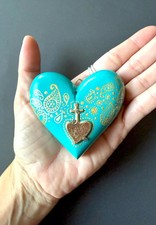 Hojalata Sacred Heart, Statement Wall Art, Decorado con Milagrito Plano picture