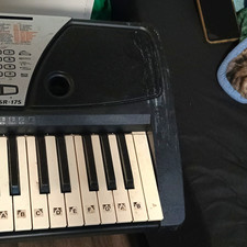 Yamaha PSR-175 61-Key Electronic Keyboard w/ Built-in Speakers Black/Silver Cith picture