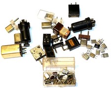 GIANT LOT OF SMALL / MEDIUM / LARGE SIZE RADIO CRYSTALS - UNKNOWN USE picture