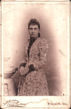 1890s FREEPORT, ILLINOIS antique cabinet card photograph YOUNG PRETTY WOMAN picture