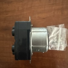 Leviton 6369CR 3-Pole 4-Wire 125/250V Locking Receptacle. picture