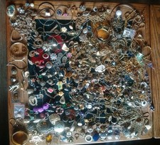 Estate Find Costume Jewelry Lot-Brooches Earrings Necklaces Rings & More (R) picture