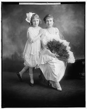 Photo:Mrs B.H. Williamson with Girl 1910s Portrait Harris & Ewing picture