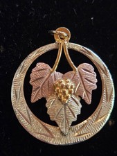 Vintage Landstrom Black Hills Gold 10K Gold leaves & grapes pendant charm  1.46g picture